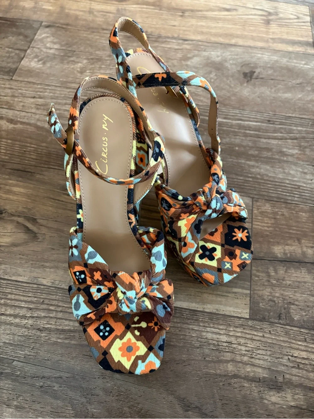 NWT VINTAGE Circus NY Platforms